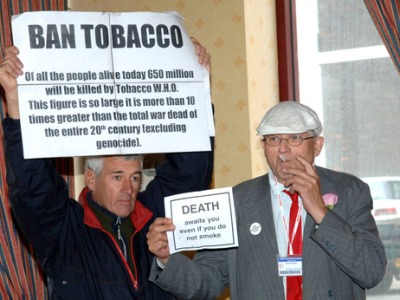 David Hockney declares his opposition to Rishi Sunak’s plan to phase out smoking